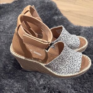 Toms Tan and Black Wedges with Stylish Ankle Strap